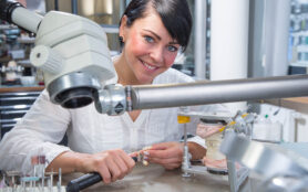 Technician,In,Dental,Lab,Working,Under,A,Microscope