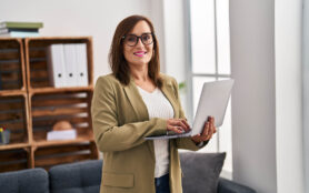 Middle,Age,Woman,Psychologist,Using,Laptop,At,Psychology,Center