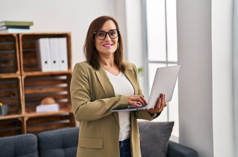Middle,Age,Woman,Psychologist,Using,Laptop,At,Psychology,Center