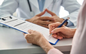 Close,Up,Shot,Of,Older,Senior,Female,Patient,Hands,Holding