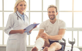 Beautiful,Female,Medical,Doctor,Is,Listening,To,Handsome,Patient,With