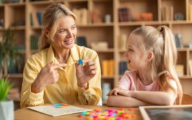 Happy,Woman,Speech,Therapist,Teaching,Little,Girl,With,Pronounciation,Deffects