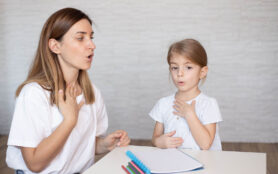 Young,Woman,And,Little,Girl,Doing,Exercise,For,Restructuring,Oral