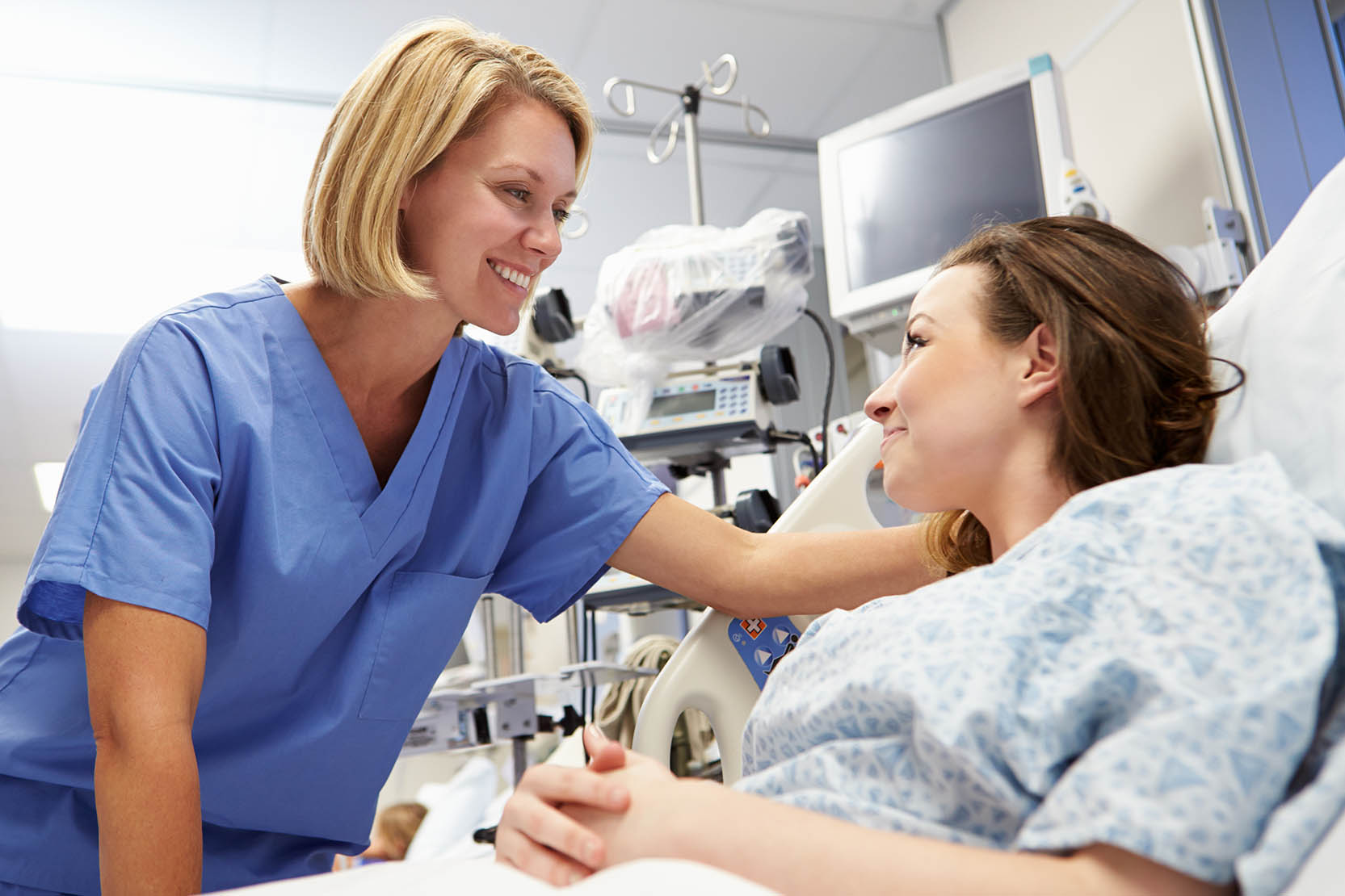 Young,Female,Patient,Talking,To,Nurse,In,Emergency,Room
