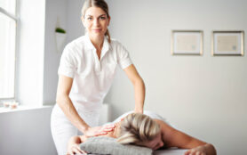 A,Woman,Enjoying,Spa,Treatment,At,Salon,With,Masseur,Worker