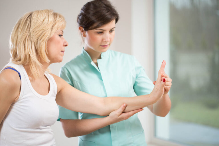Blonde,Woman,During,Rehabilitation,After,Wrist,Injury