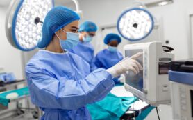 Anesthesiologist,Keeping,Track,Of,Vital,Functions,Of,The,Body,During