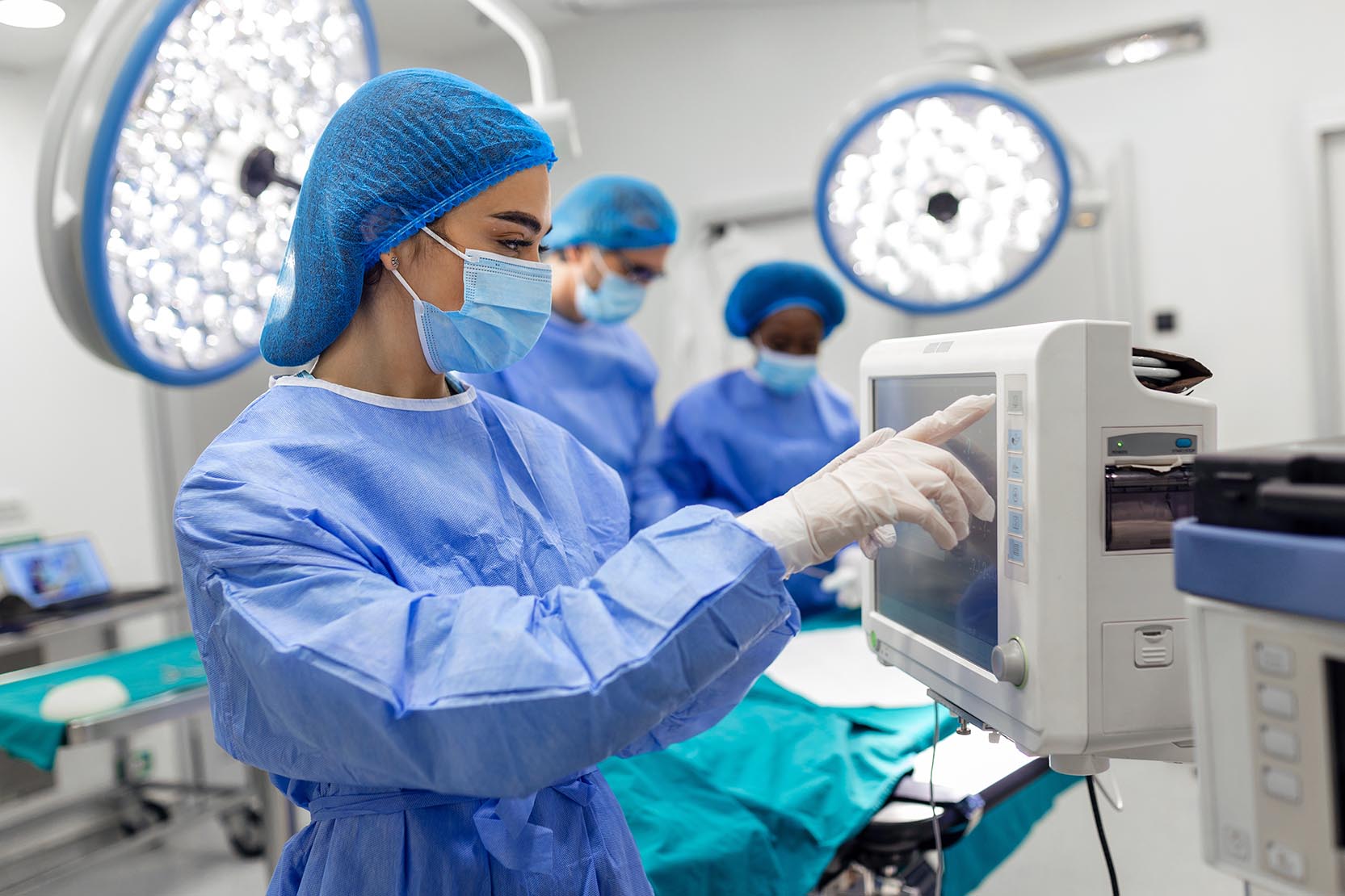 Anesthesiologist,Keeping,Track,Of,Vital,Functions,Of,The,Body,During