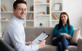Portrait,Of,Professional,Psychologist,Consults,A,Female,Patient,In,A