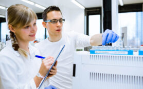 Senior,Male,Researcher,Carrying,Out,Scientific,Research,In,A,Lab