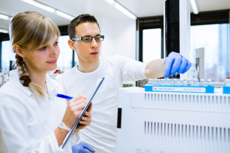 Senior,Male,Researcher,Carrying,Out,Scientific,Research,In,A,Lab