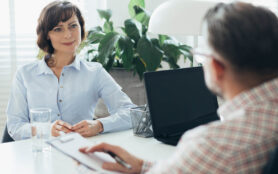 Hr,Manager,Trying,To,Increase,Employee,Motivation