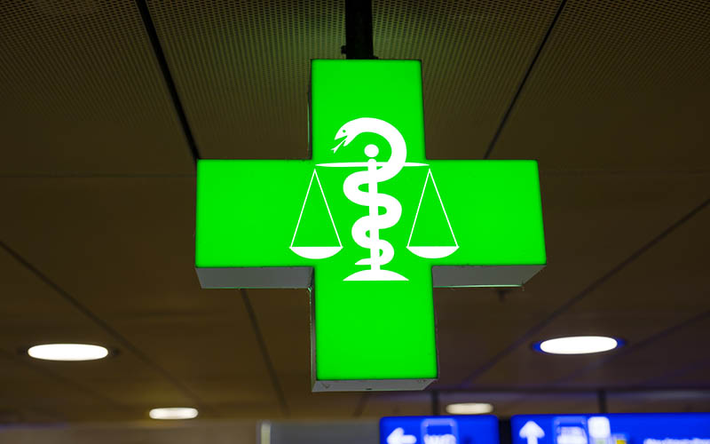 Close Up,Of,Illuminated,Green,Pharmacy,Sign,With,Scale,And,Snake
